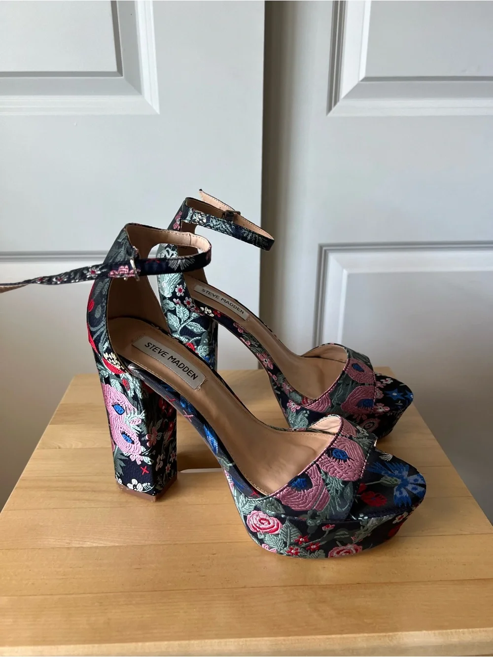 New Steve Madden Floral Embroidered Platform Heel